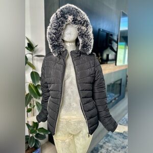 YMI Collection Women’s Black Puff Jacket w/ Faux Fur Hood & Pockets. Size Small